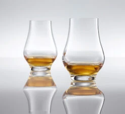 Schott Zwiesel Nosing Tumbler Whiskyglas 5 Schott Zwiesel Nosing Tumbler Whiskyglas -Vinglas Butik bar special nosing whiskyglas schott zwiesel bakgrund